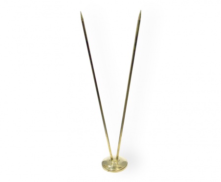 Подставка настольная для флажков (металл). 2 штока. Высота - 315 мм, основание - d=60мм. Метериал: металл. Цвет: серебро